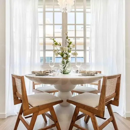 Chic Quiet Near The Center By Rems *